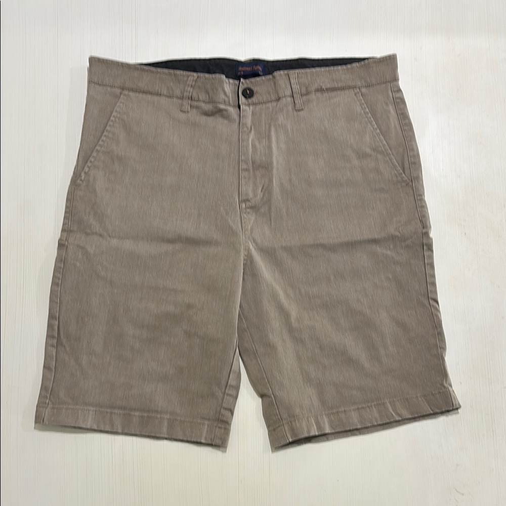 Gentlemen's Outfitters Flat Front Tan Chino Shorts. Men 36. Excellent condition.